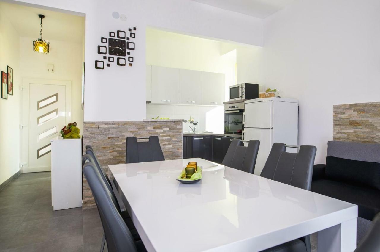 Apartment Stefania On The Beach Коромачно Экстерьер фото