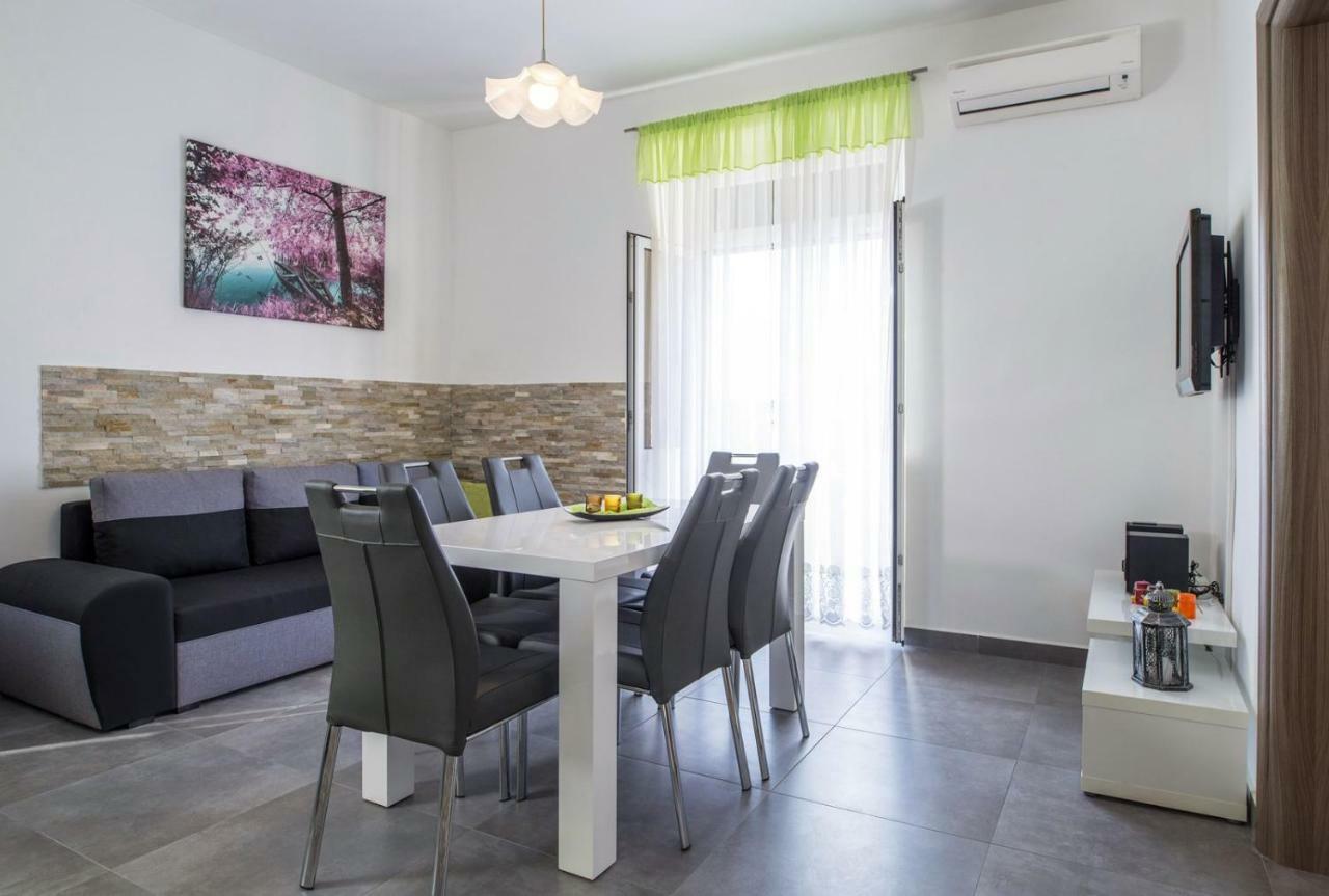 Apartment Stefania On The Beach Коромачно Экстерьер фото
