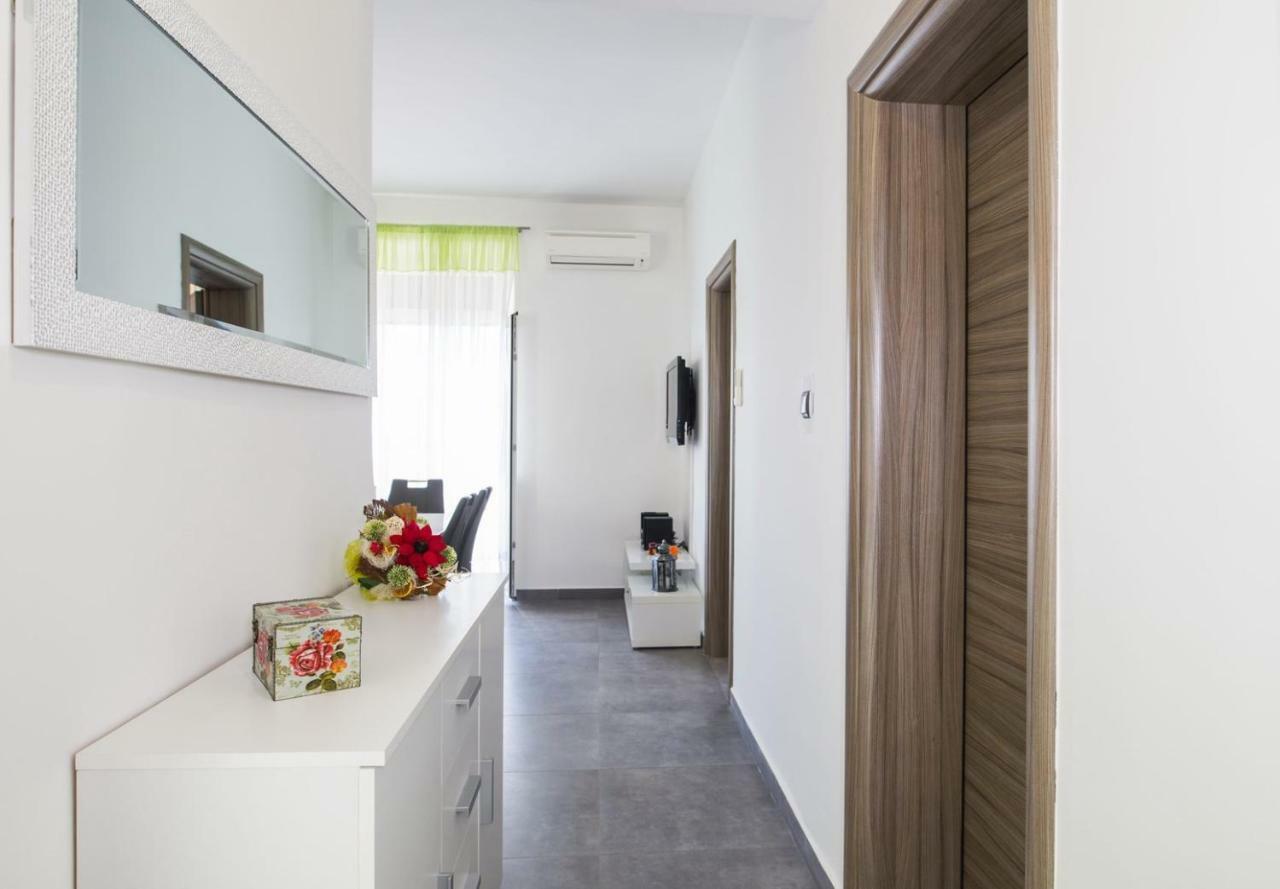 Apartment Stefania On The Beach Коромачно Экстерьер фото